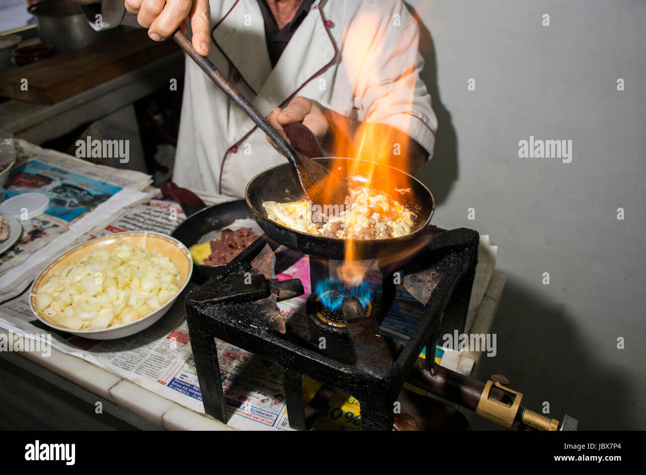 Koch arbeitet in einer Restaurantküche Beirut-Libanon-Nahost Stockfoto