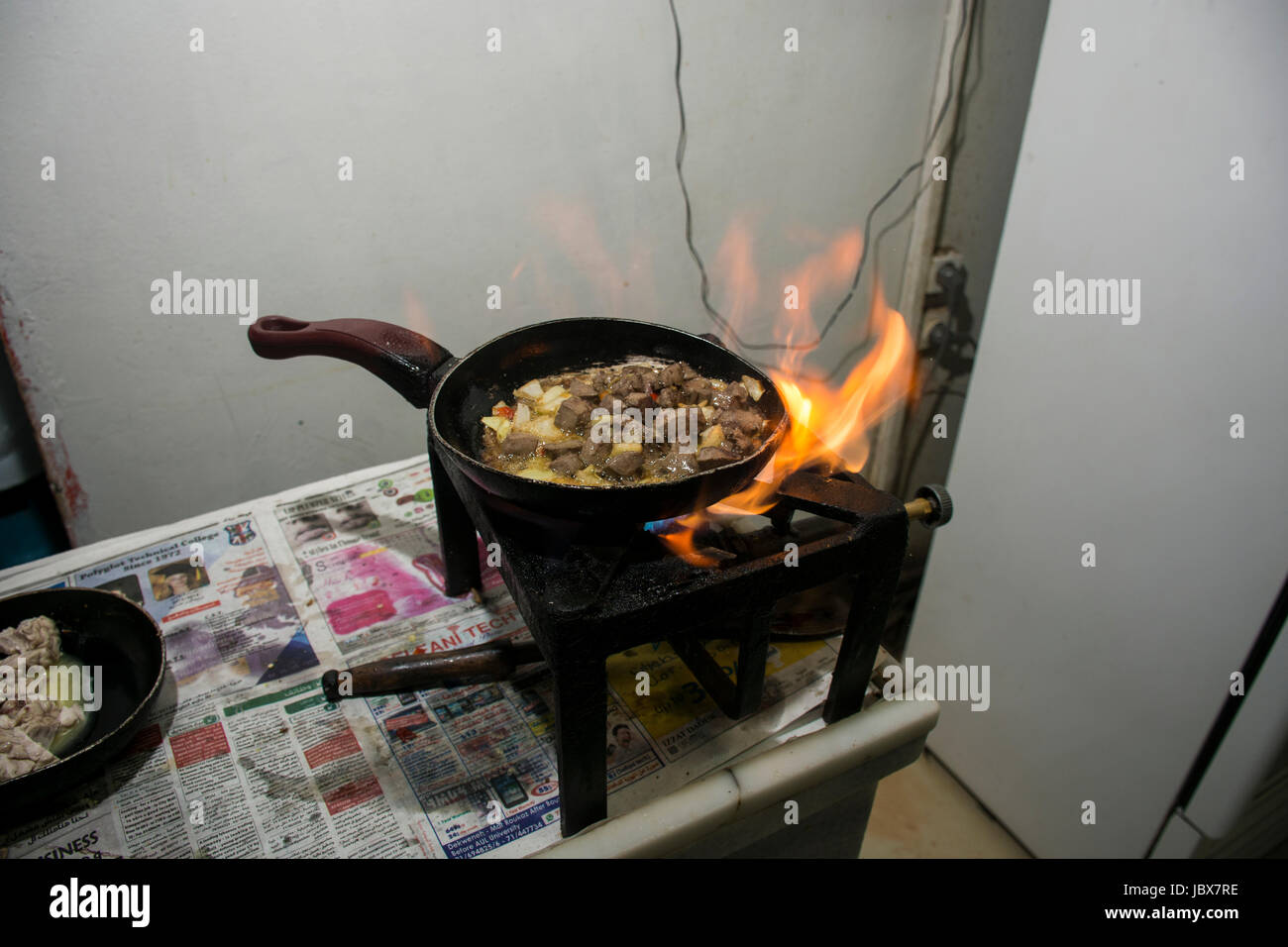 Spiegeleier und Lamm Leber in einer Pfanne in einem libanesischen restaurant Stockfoto