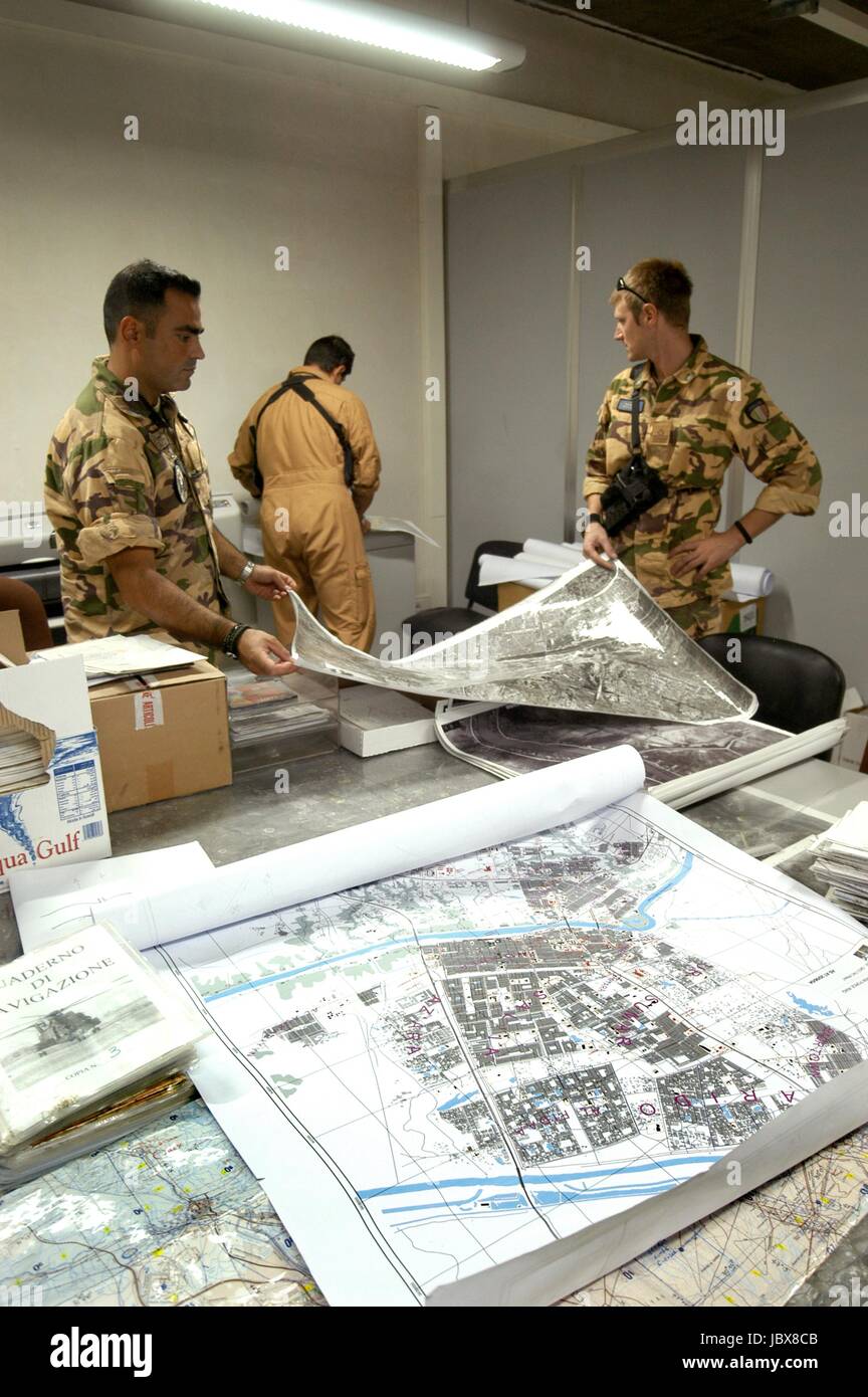 Nassiriya (Irak), italienische Militärkontingent, Tallin Airport, 6. ROA (Military Air Force), Kartographie Abteilung (Oktober 2004) Stockfoto