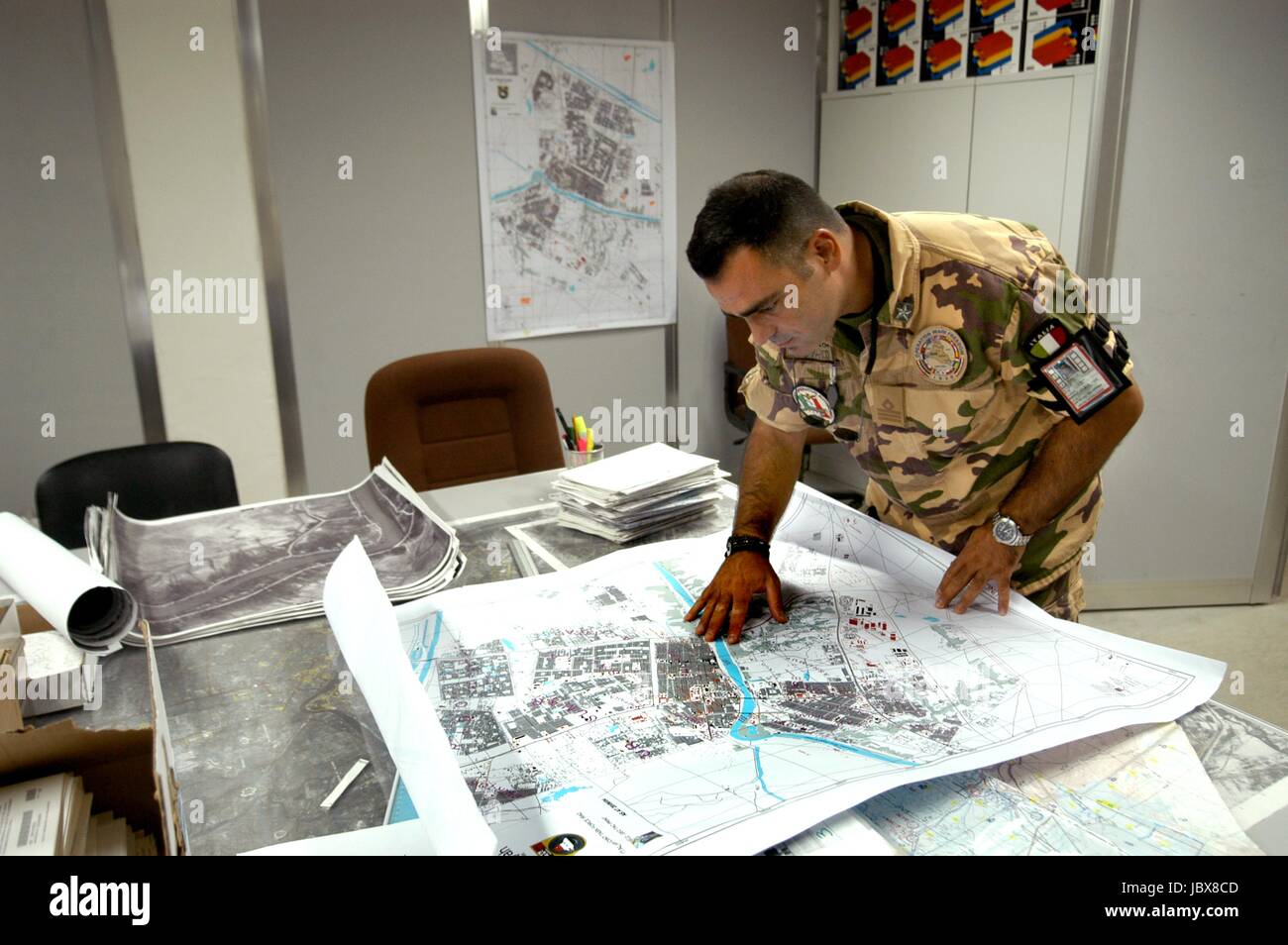 Nassiriya (Irak), italienische Militärkontingent, Tallin Airport, 6. ROA (Military Air Force), Kartographie Abteilung (Oktober 2004) Stockfoto