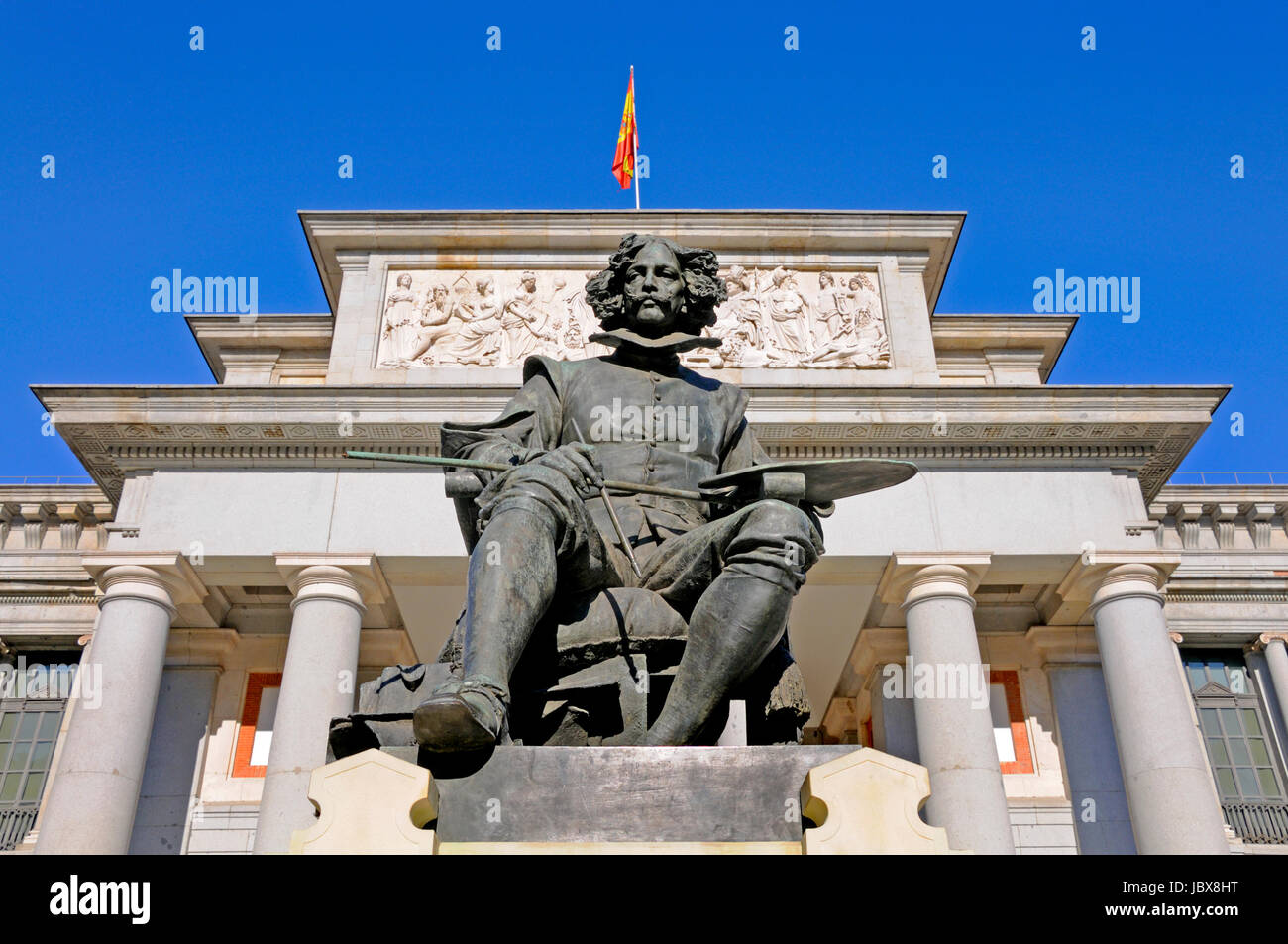 Madrid, Spanien. Prado Museum (westlicher Eingang). Statue von Diego Rodríguez de Silva y Velázquez, Maler 1599-1660 (1899: Von Aniceto Marinas) Stockfoto