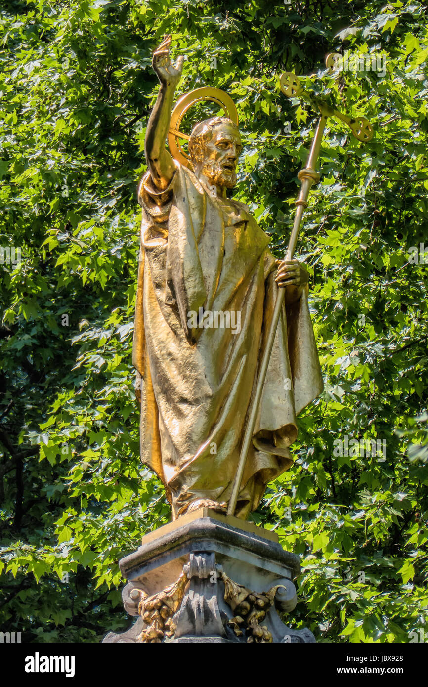 Goldene Statue des Hl. Paulus an der Kathedrale in London, Großbritannien Stockfoto