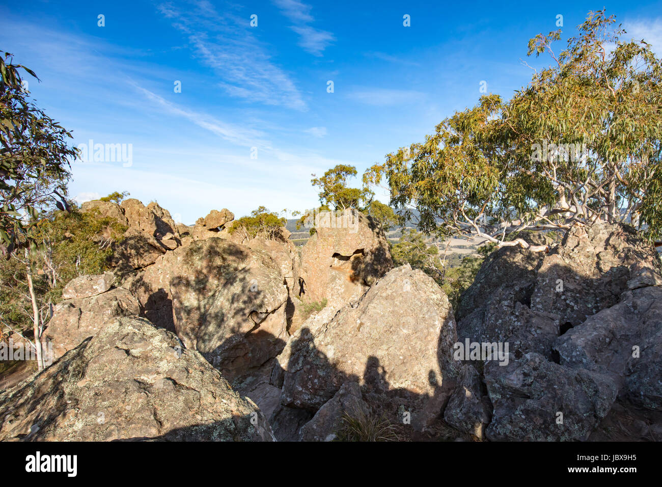 Die beliebte Touristenattraktion von Hanging Rock. Eine vulkanische Gruppe von Felsen auf einem Hügel in Makedonien reicht, Victoria, Australien Stockfoto