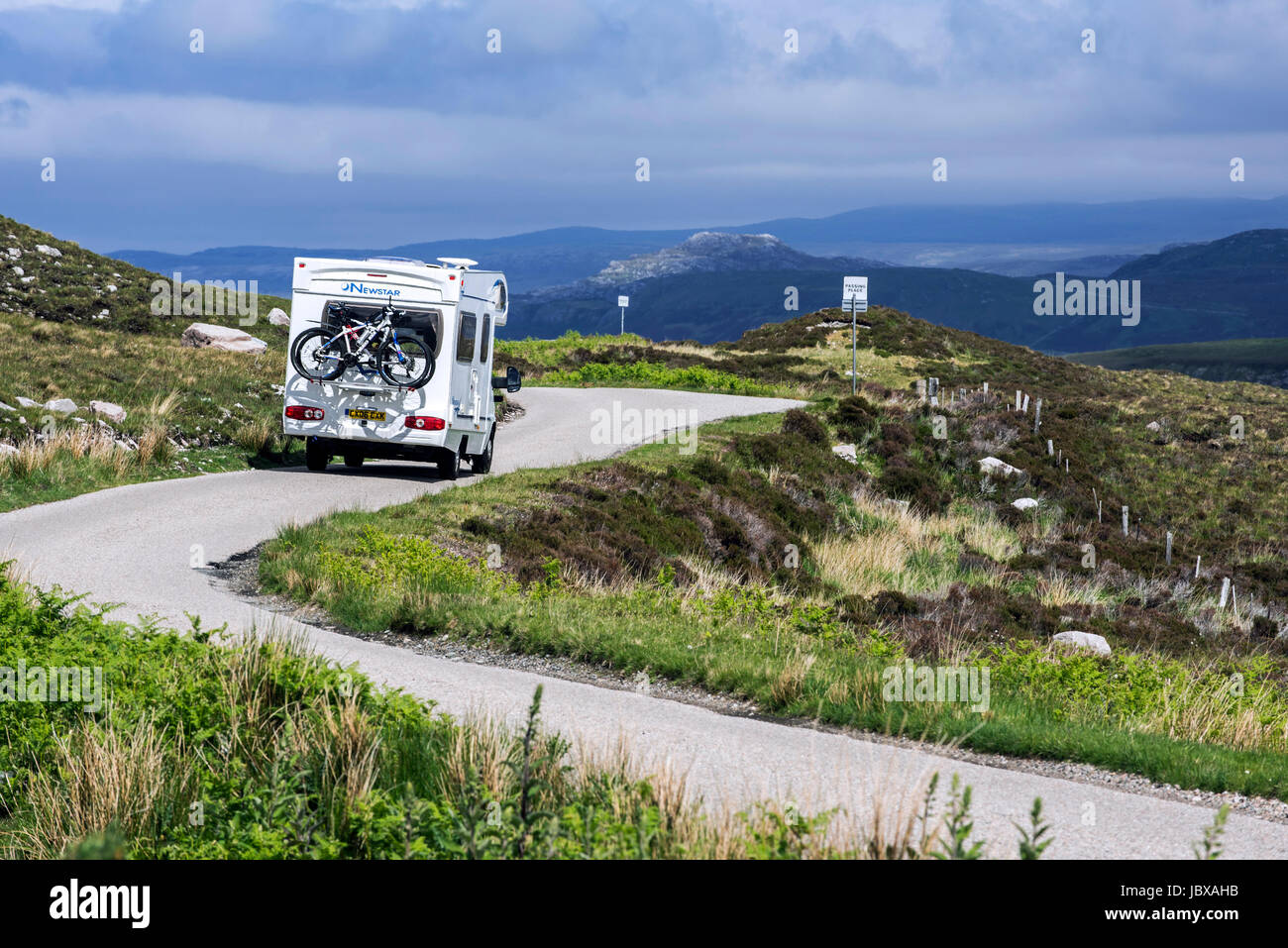 Wohnmobil auf gewundenen einspurigen Straße in die schottischen Highlands, Schottland, UK Platz weitergeben Stockfoto