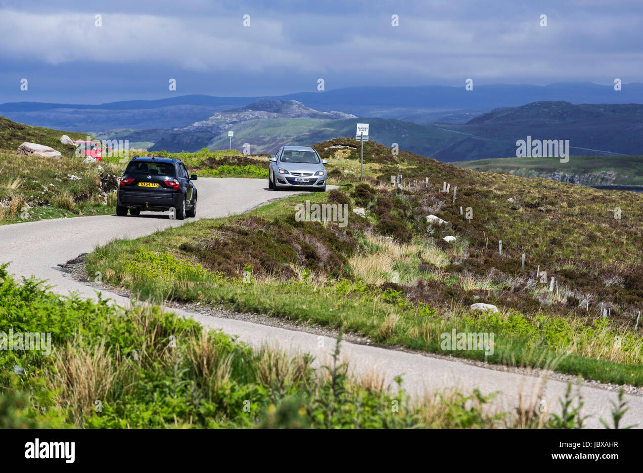 Bei vorbeifahrenden Autos setzen auf gewundenen einspurigen Straße in die schottischen Highlands, Schottland, Großbritannien Stockfoto