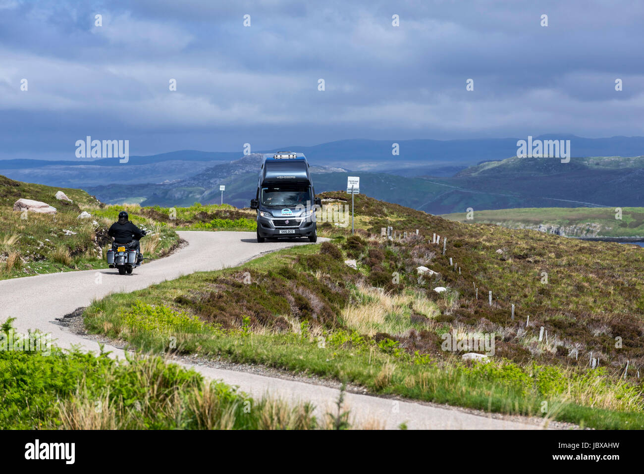 Wohnmobil und Motorrad Tod legen auf gewundenen einspurigen Straße in die schottischen Highlands, Schottland, UK Stockfoto