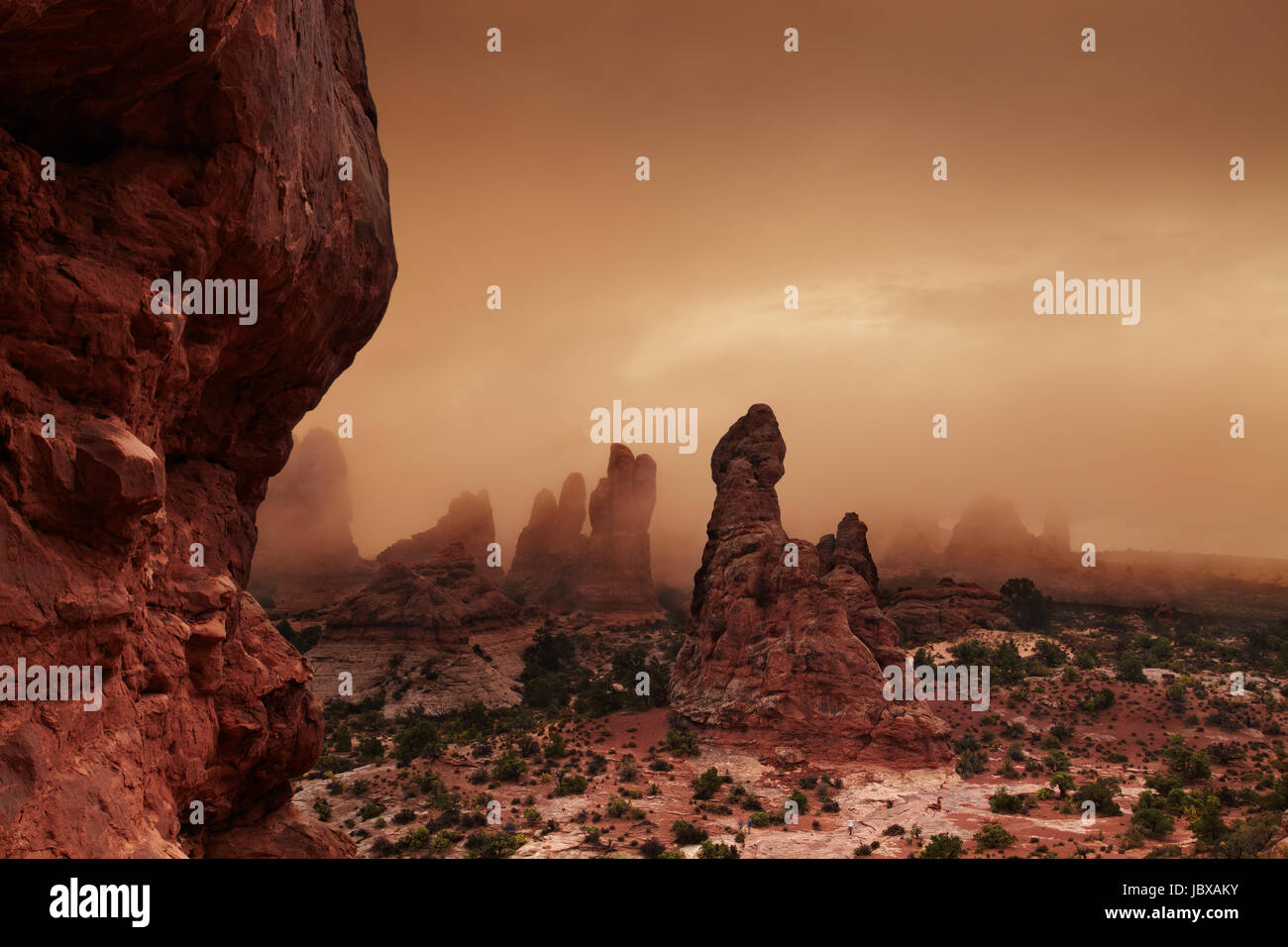 Nebligen Morgen im Arches-Nationalpark, Utah, USA Stockfoto