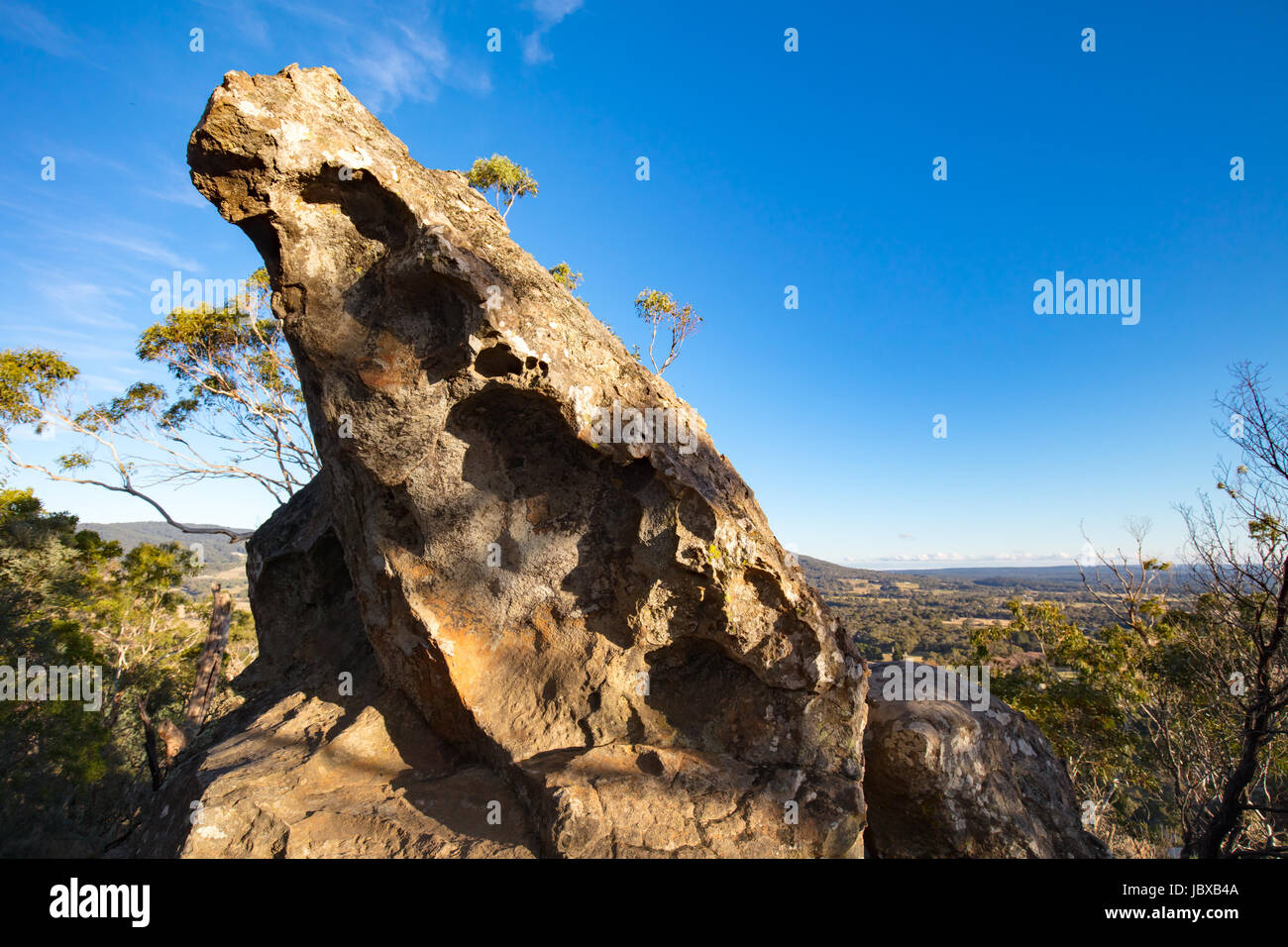 Die beliebte Touristenattraktion von Hanging Rock. Eine vulkanische Gruppe von Felsen auf einem Hügel in Makedonien reicht, Victoria, Australien Stockfoto