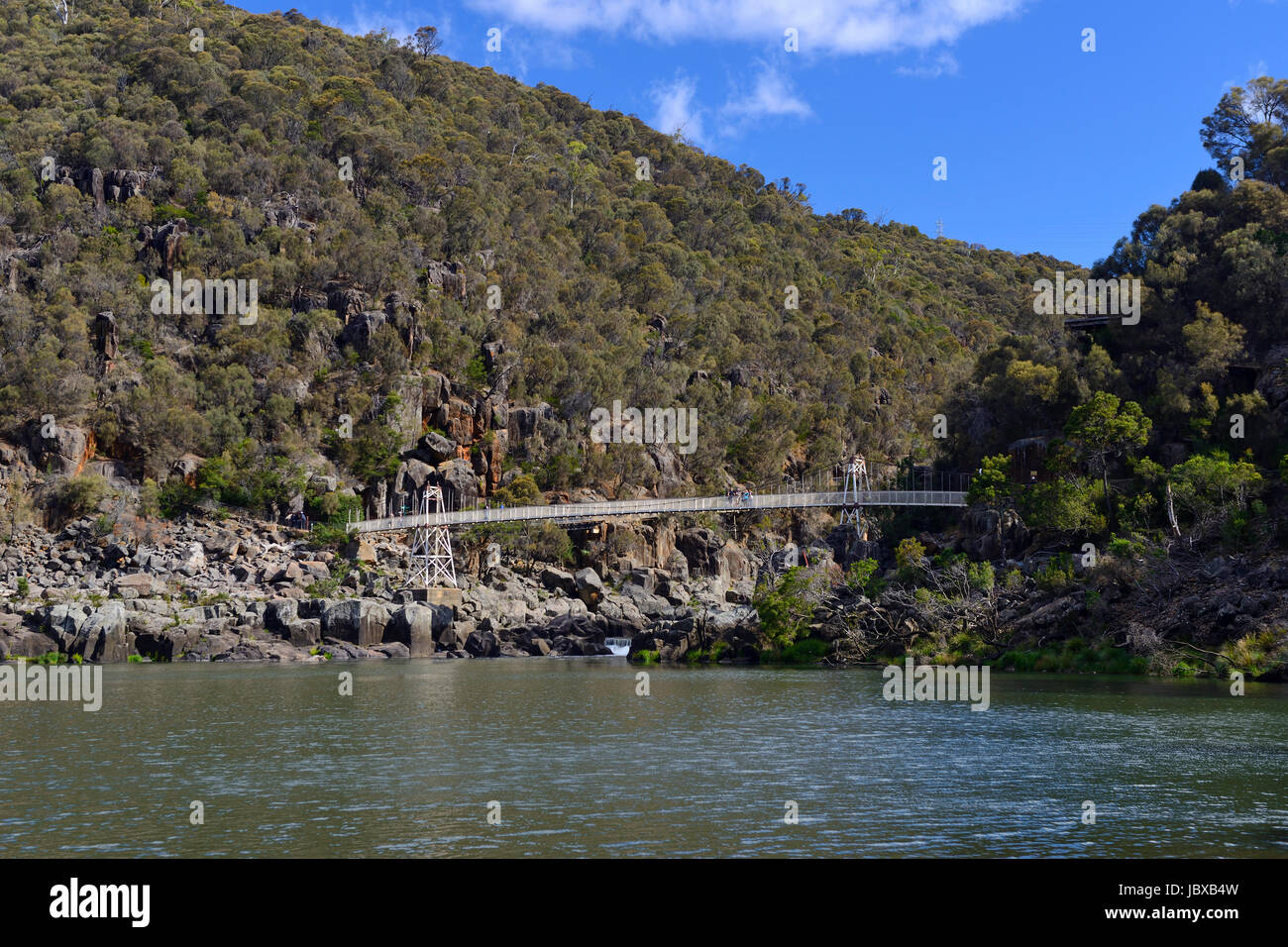 Alexandra Hängebrücke (Baujahr 1904) oberhalb des ersten Beckens auf der South Esk River in der Cataract Gorge in Launceston, Tasmanien, Australien Stockfoto