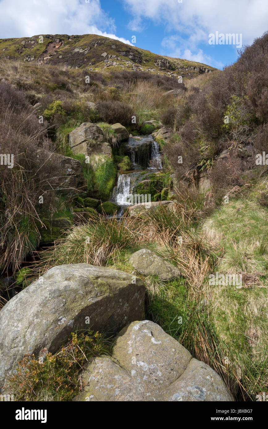 Felsige Heidelandschaft Streams in den Walliser Bergen von Nordengland. Stockfoto