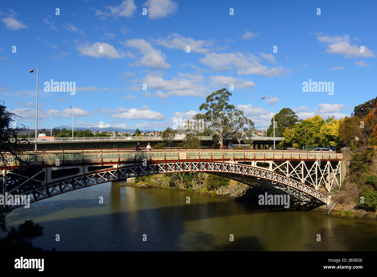 Kings-Brücke (erbaut 1863) über der South Esk River zum Jahresbeginn die Cataract Gorge in Launceston, Tasmanien, Australien Stockfoto