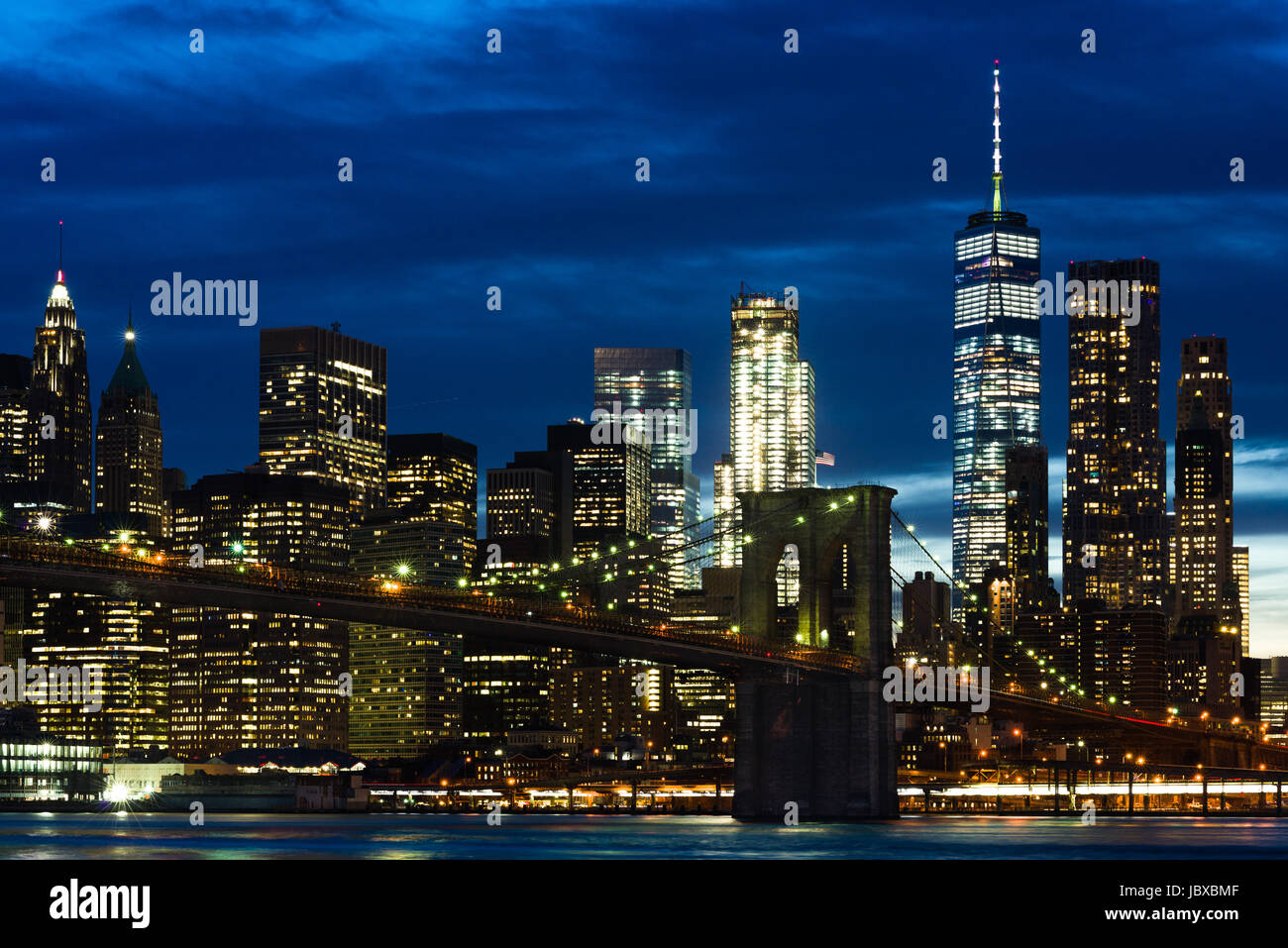 Brooklyn Bridge und Manhattan in der Dämmerung, New York, USA Stockfoto