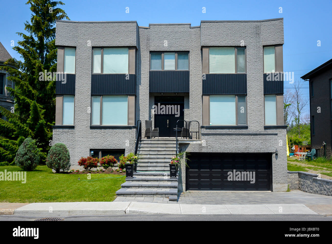 Teure Moderne Grosse Graue Haus Mit Grossen Fenstern In Montreal