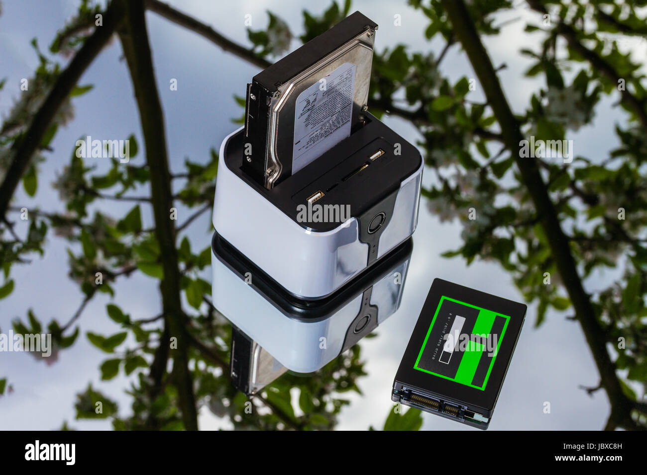 schwarzen wireless Router-docking-Station mit Festplatte und solid-State-Laufwerk auf Spiegel-Hintergrund Stockfoto