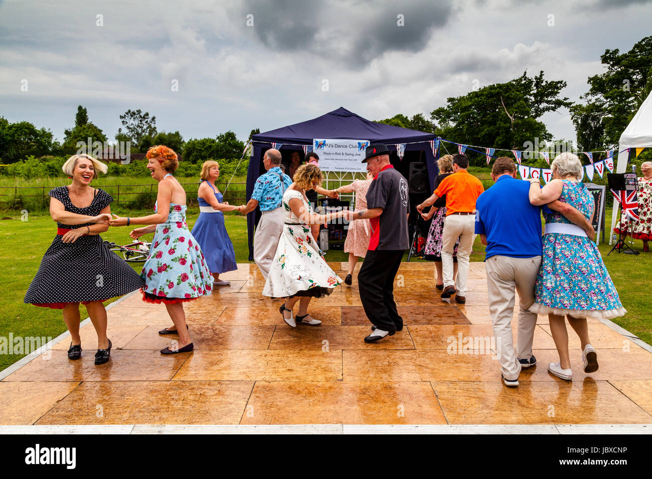 PJ's Dance Club durchführen im Regen am Maresfield Fete, Maresfield, Sussex, UK Stockfoto