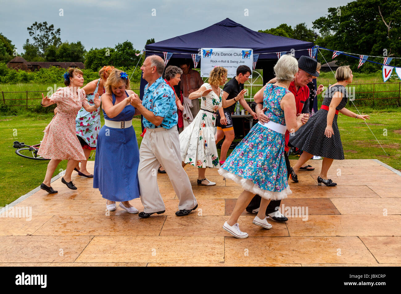 PJ's Dance Club durchführen im Regen am Maresfield Fete, Maresfield, Sussex, UK Stockfoto
