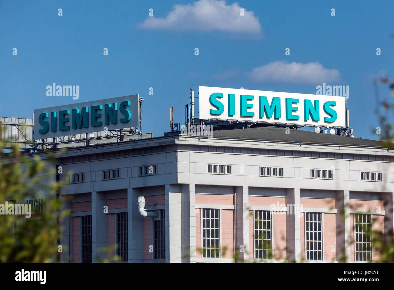 Siemens-Logo, Schild, auf dem Dach des Gebäudes, Dresden, Deutschland Siemens-Werk Stockfoto