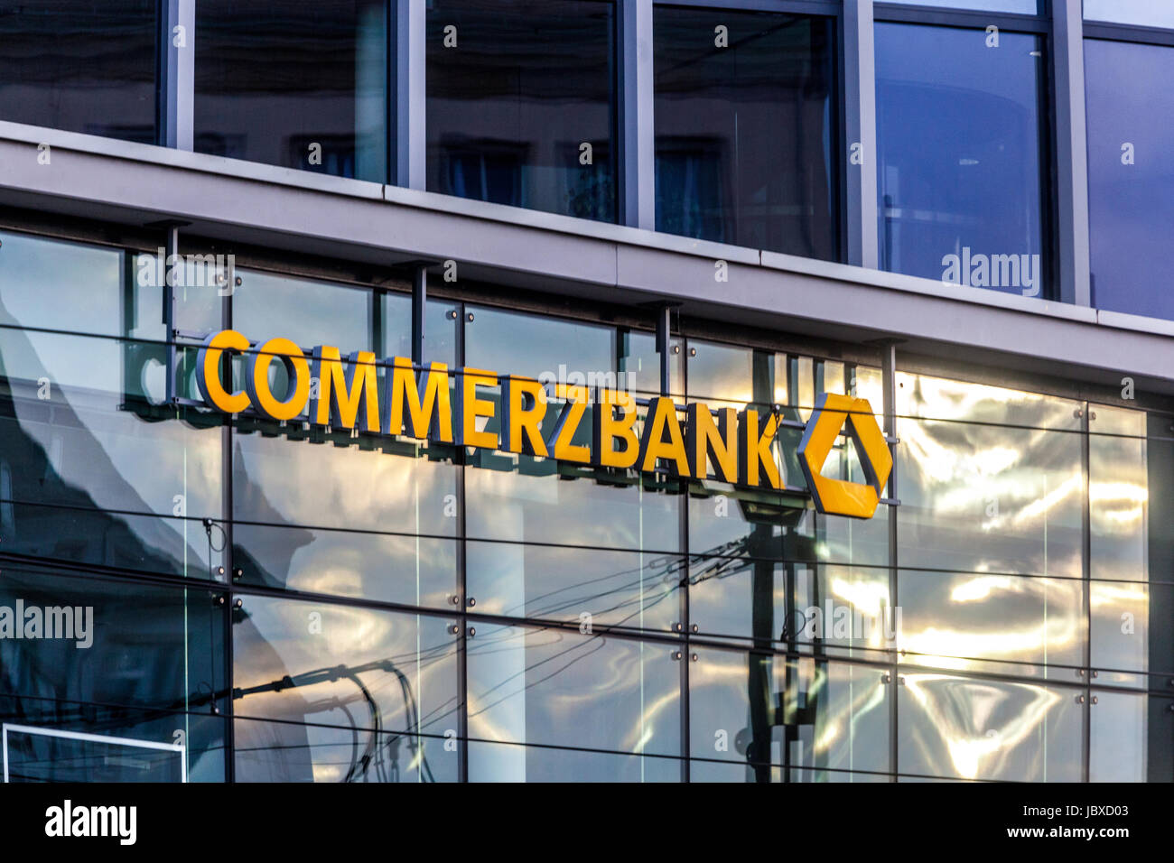 Commerzbank-Logo auf Glasfassade, Dresden, Deutschland Stockfoto
