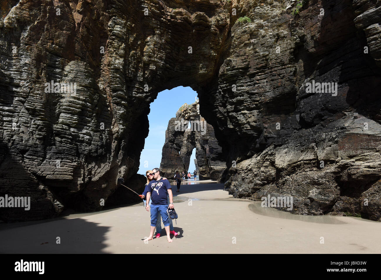 Naturstein wölbt sich am Strand von Kathedralen in Galicien, Nordspanien. Kantabrische Küste, Galizien, Spanien. Stockfoto