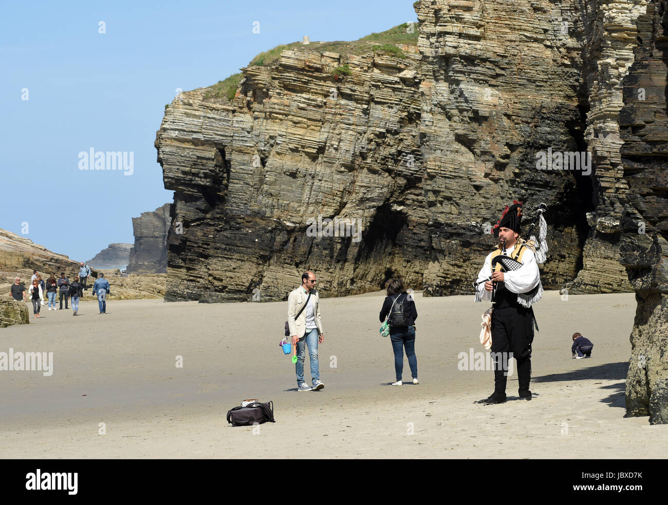 Spanischen Dudelsack Pfeifer als Straßenmusikant am Strand von Kathedralen in Galicien, Nordspanien. Kantabrische Küste, Galizien, Spanien. Stockfoto