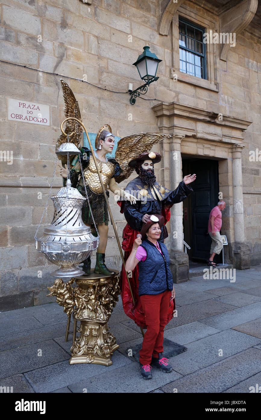 Touristen, posiert mit Mimen in Santiago De Compostela in Galicien Spanien. Stockfoto