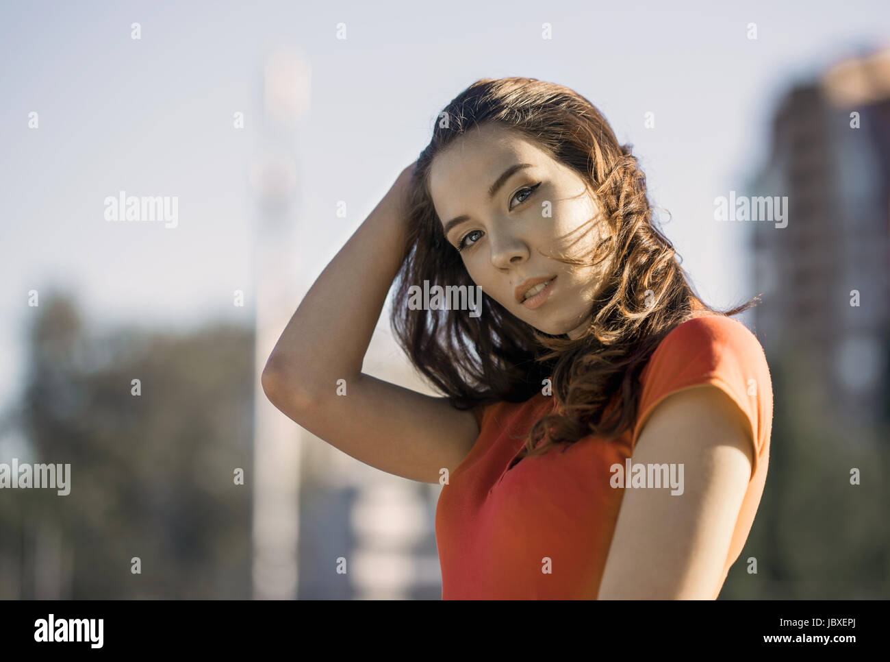 Sommer Sonne Lifestyle Mode Portrait junge Frau posiert in der Stadt Stockfoto