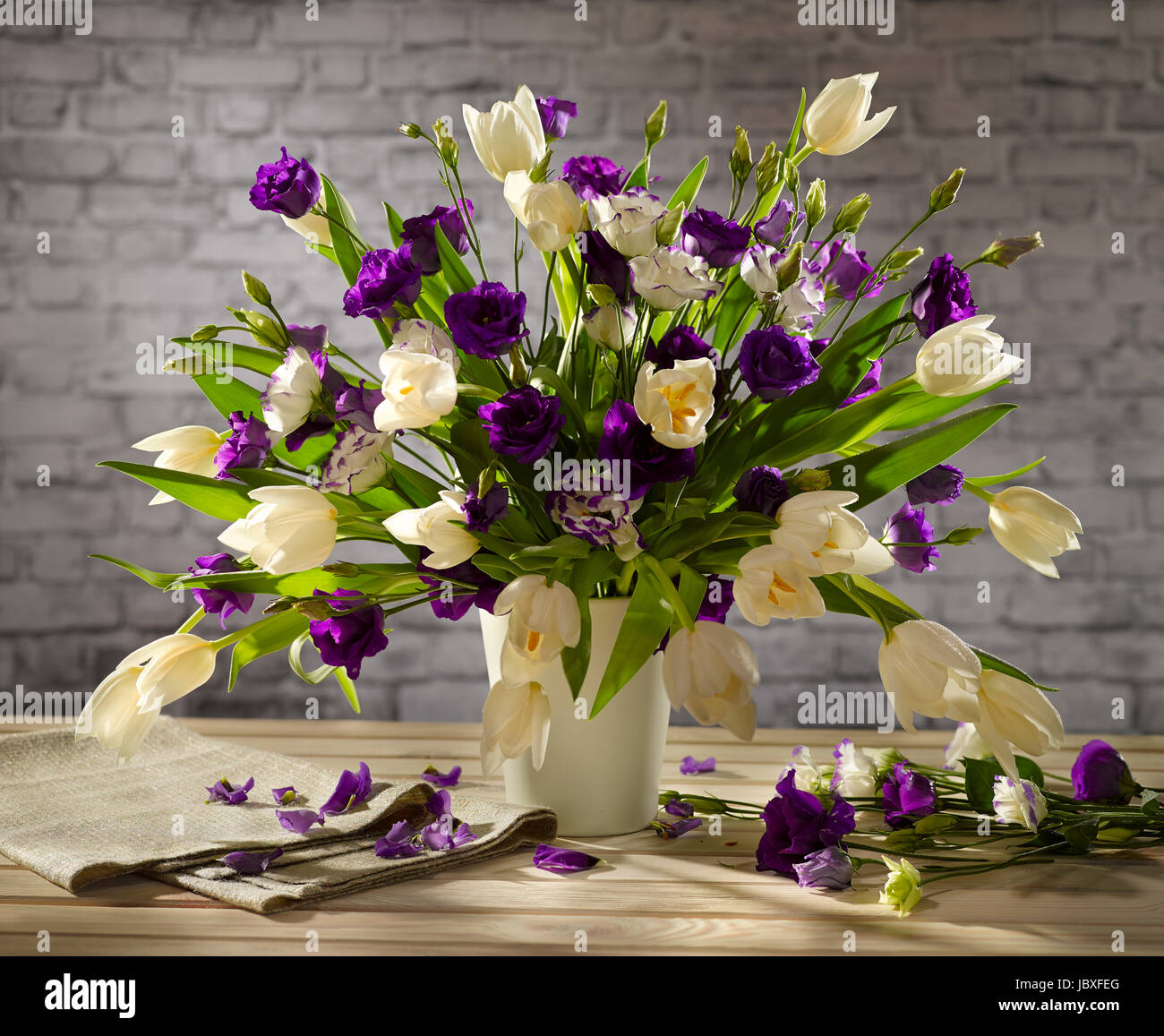 Blumenstrauß mit Tulpen und Hibiskus Stockfotografie