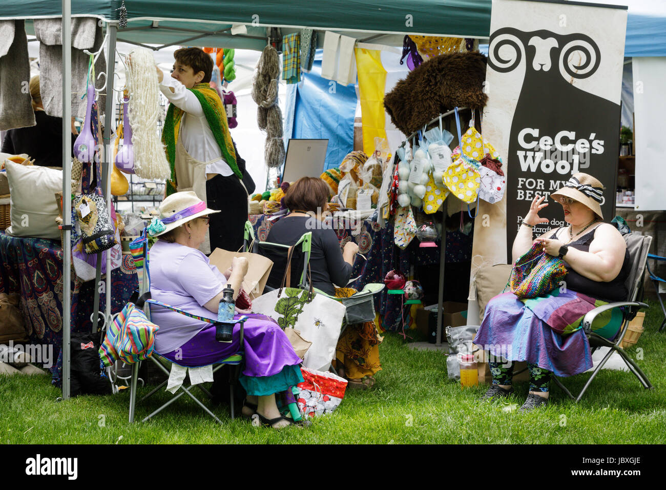 SHARON SPRINGS, NY, USA - 27. Mai 2017: Handgemachte Produkte und Kunsthandwerk zum Verkauf auf der jährlichen Garten Party Craft Fair. Stockfoto