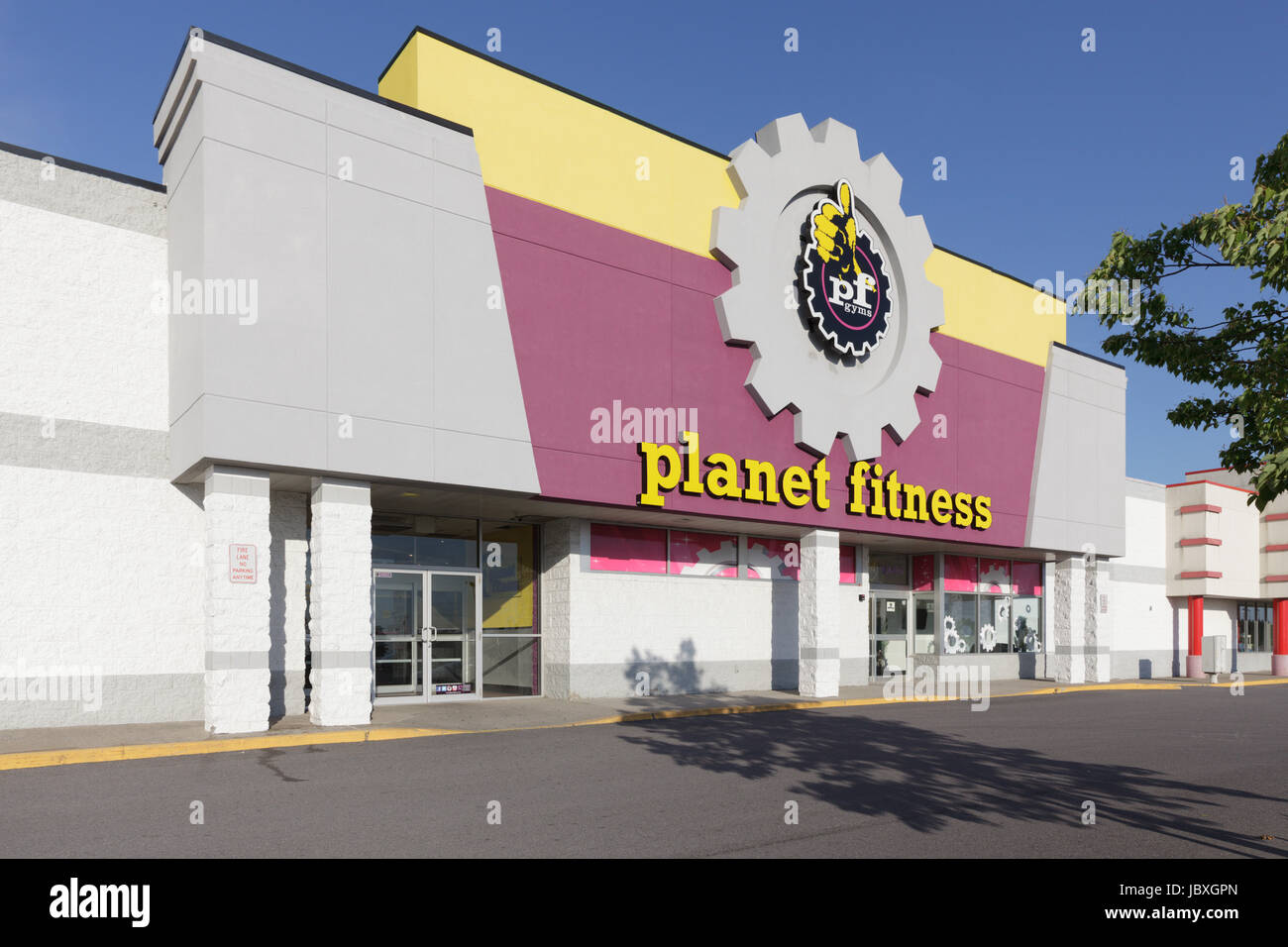 AMSTERDAM, New York/USA - 9. Juni 2017: Planet Fitness ist ein Fitness-Center-Franchise, die begann in Hampton, New Hampshire. Es ist die Nation am schnellsten wachsende Stockfoto
