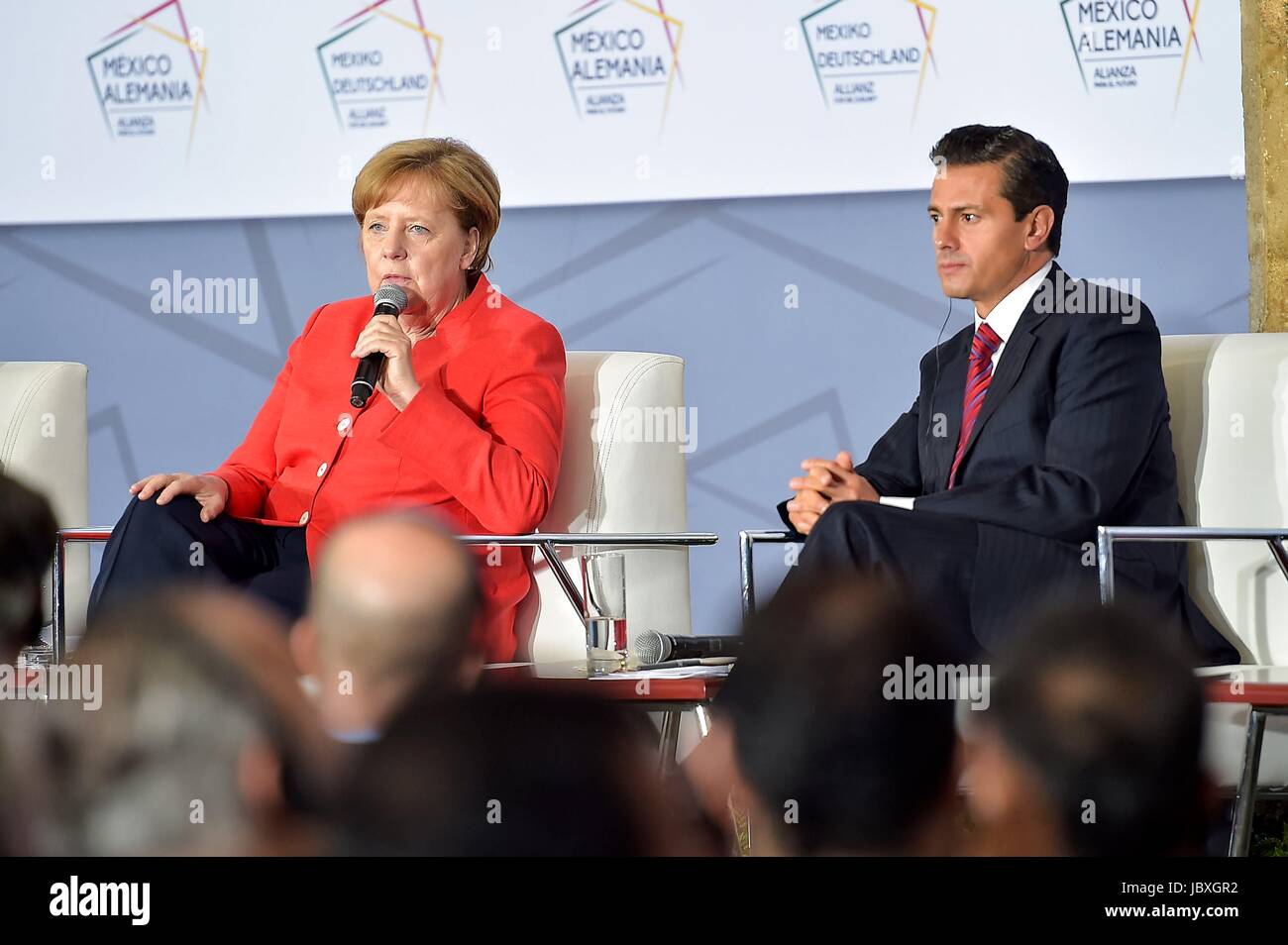 Bundeskanzlerin Angela Merkel beantwortet eine Fragen während eines Treffens mit mexikanischer Unternehmer wie mexikanische Präsident Enrique Pena Nieto im Musée Interactive Wirtschaft 10. Juni 2017 in Mexico City, Mexiko blickt auf. Stockfoto