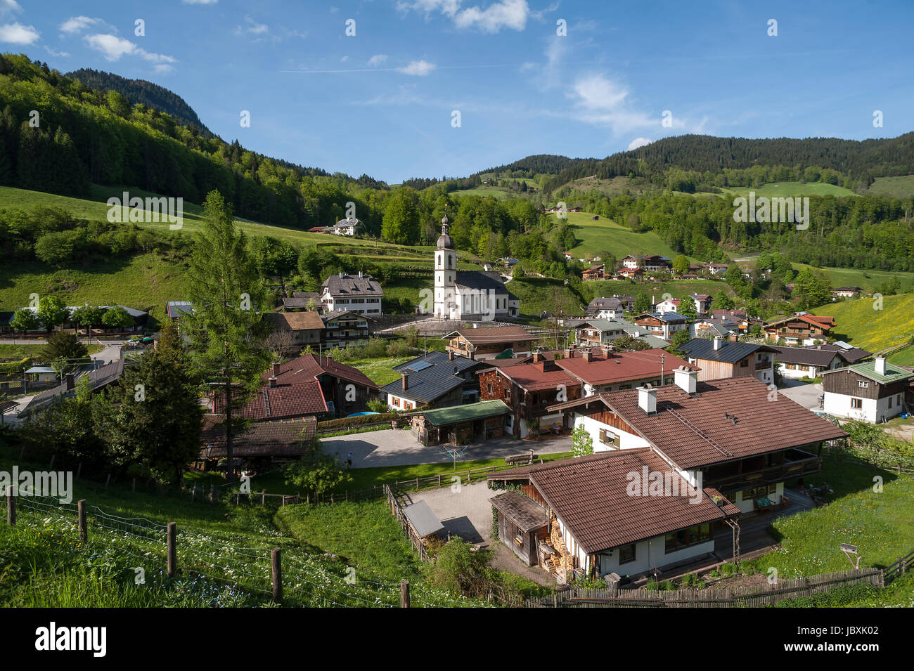 Ramsau mit Pfarrei Kirche St. Sebastian, Ramsau, Berchtesgadener Land, Oberbayern, Deutschland Stockfoto