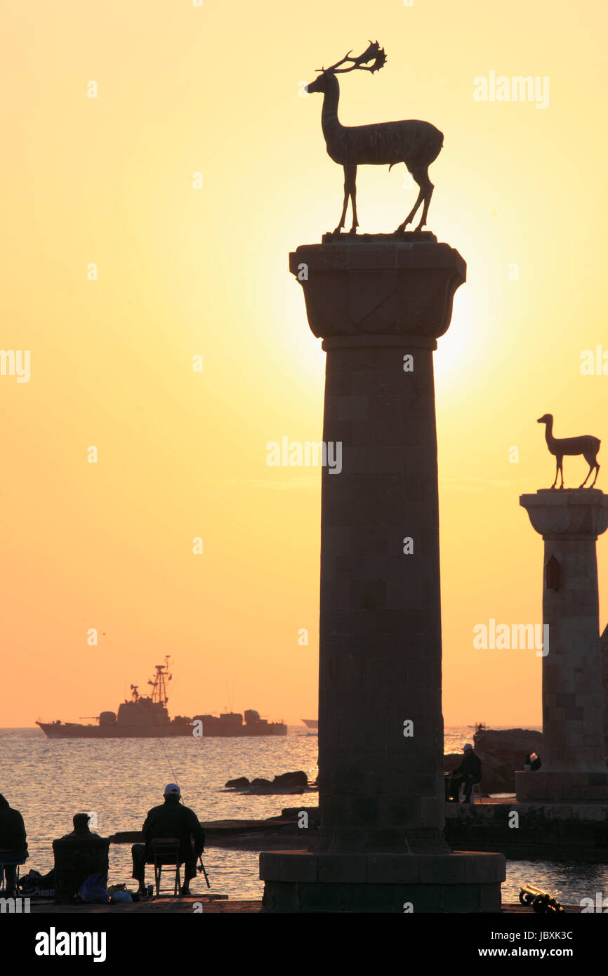 Griechenland, Dodekanes, Rhodos, Mandraki Hafen, Statuen, Sonnenaufgang, Stockfoto
