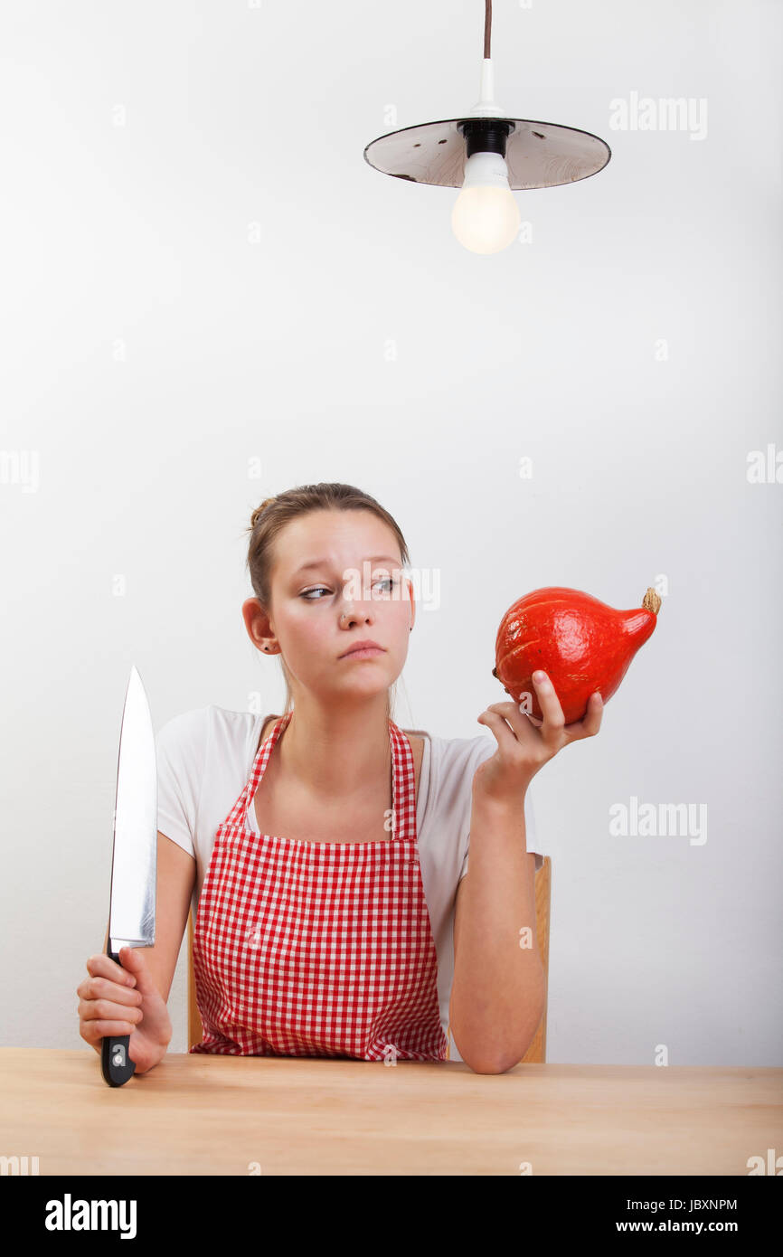 Frau Mit Messer Und Einem Kürbis Stockfoto