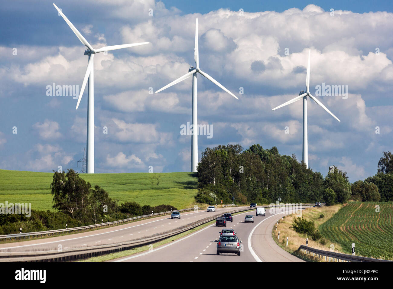 Autos auf der deutschen Autobahn und Windturbinen Deutschland Alternative Energiequelle Deutschland Autobahnfahrt Stockfoto