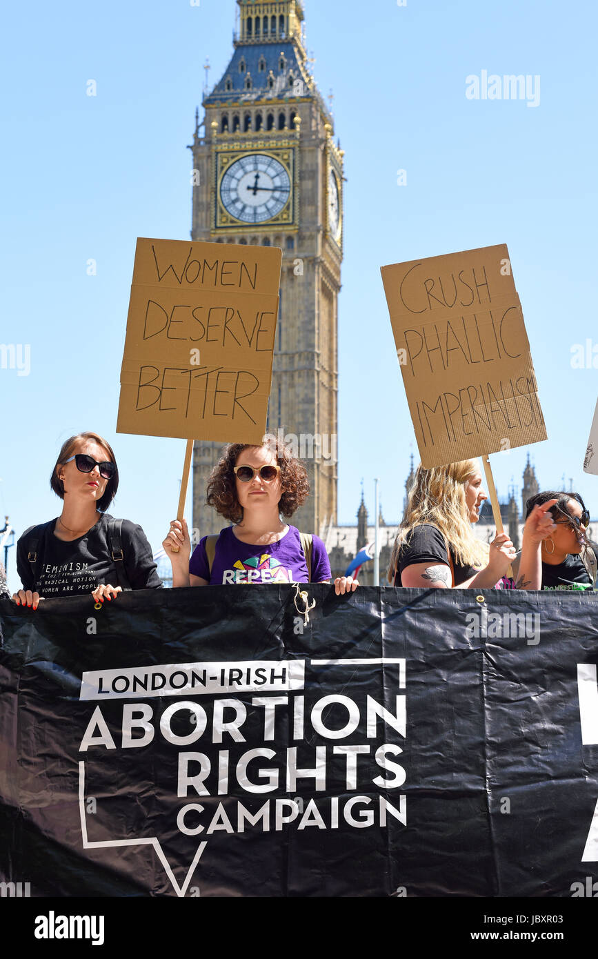 Demonstranten gegen die Tory DUP-Allianz versammelten sich auf dem Parliament Square und marschierten auf der Downing Street. London. Abtreibungsrechte Stockfoto