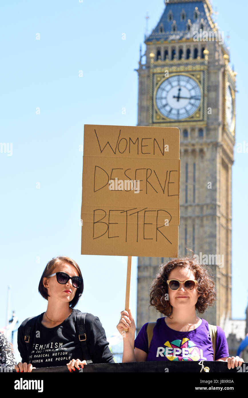 Frauen haben etwas Besseres verdient. Demonstranten gegen die Tory DUP Allianz im Parlament Platz versammelt und marschierte auf der Downing Street. London. Stockfoto