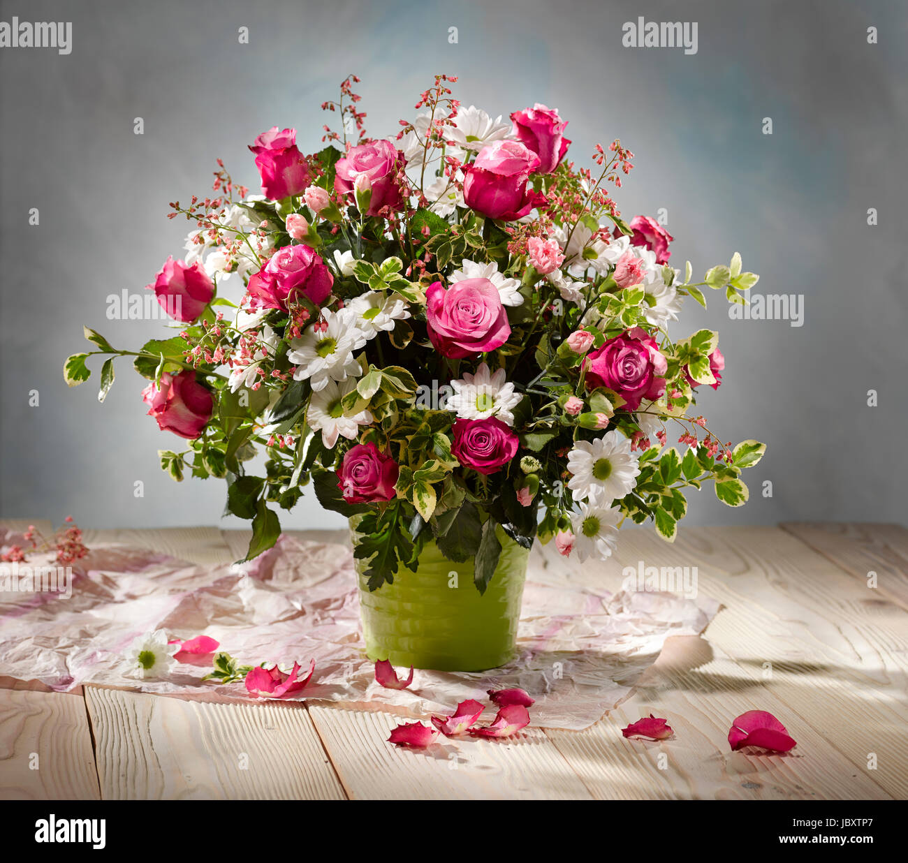 Bouquet von Blumen, Rosen, darunter Margaritas. Stockfoto