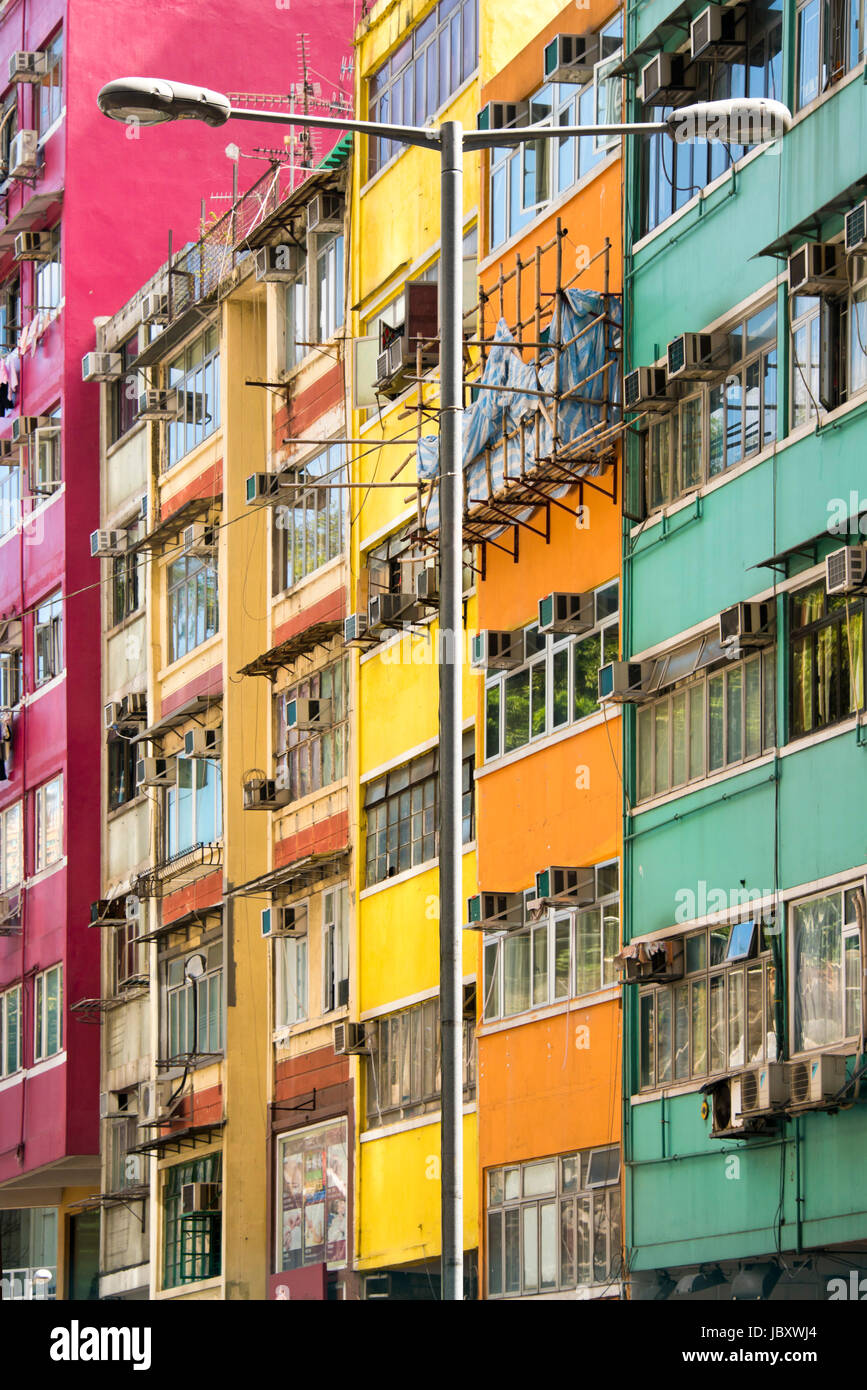 Vertikale Ansicht von bunten Hochhaus Wohnungen in Hong Kong, China. Stockfoto