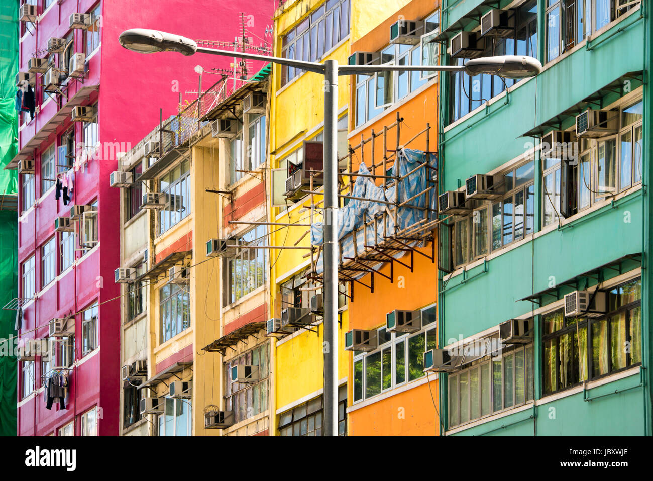 Horizontale Ansicht von bunten Hochhaus Wohnungen in Hong Kong, China. Stockfoto