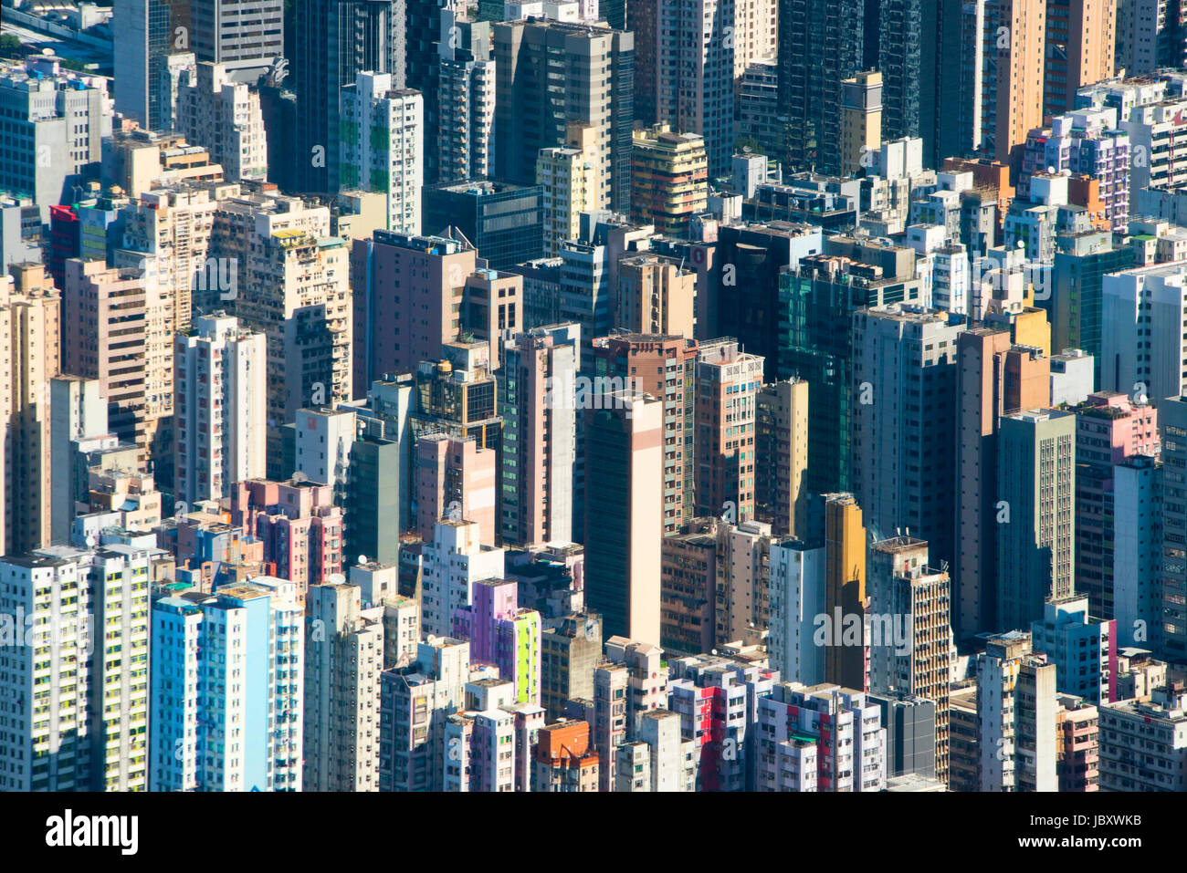 Horizontale Ansicht der vielen Apartments in Hochhaus in Hongkong, China. Stockfoto