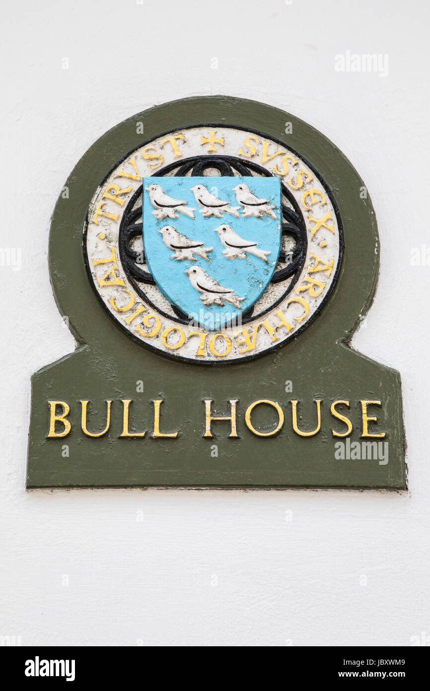 LEWES, UK - 31. Mai 2017: Eine Gedenktafel im Bull-Haus in der Stadt von Lewes, East Sussex, UK.  Bull House ist HQ der archäologischen Gesellschaft in Sussex auf 31 Stockfoto