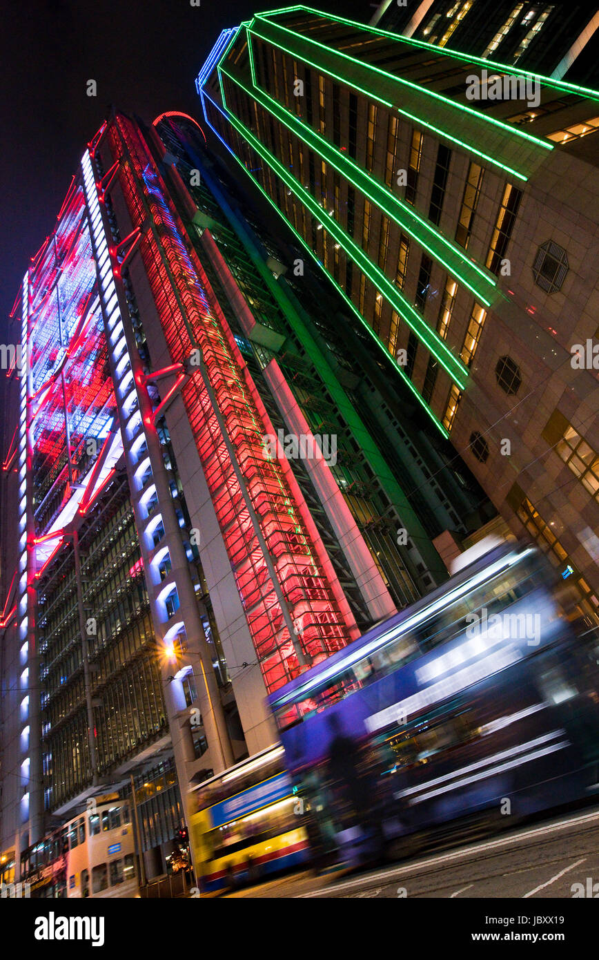 Vertikale Ansicht der legendären Wolkenkratzer beleuchtet in der Nacht in Hong Kong, China. Stockfoto