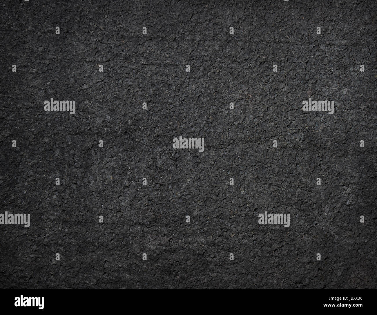 Leere Asphalt Hintergrund - dunkle Mahlgut, schwarze körnige Wand Textur Stockfoto