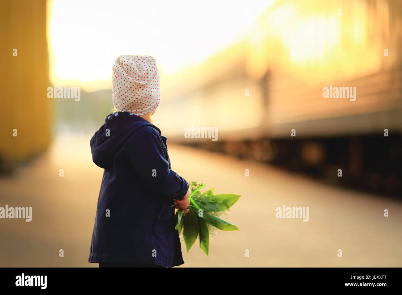 Mädchen auf dem Zug Hintergrund Nahaufnahme von hinten. Kind Mutter warten. Stockfoto