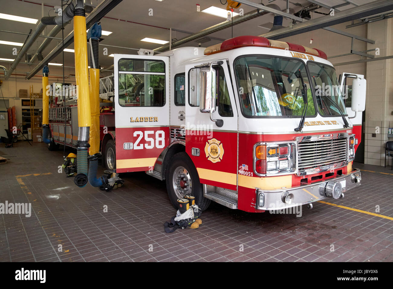 Philadelphia Feuerwehr Leiter 258 Feuer LKW Batalion 4 Feuer Haus USA Stockfoto