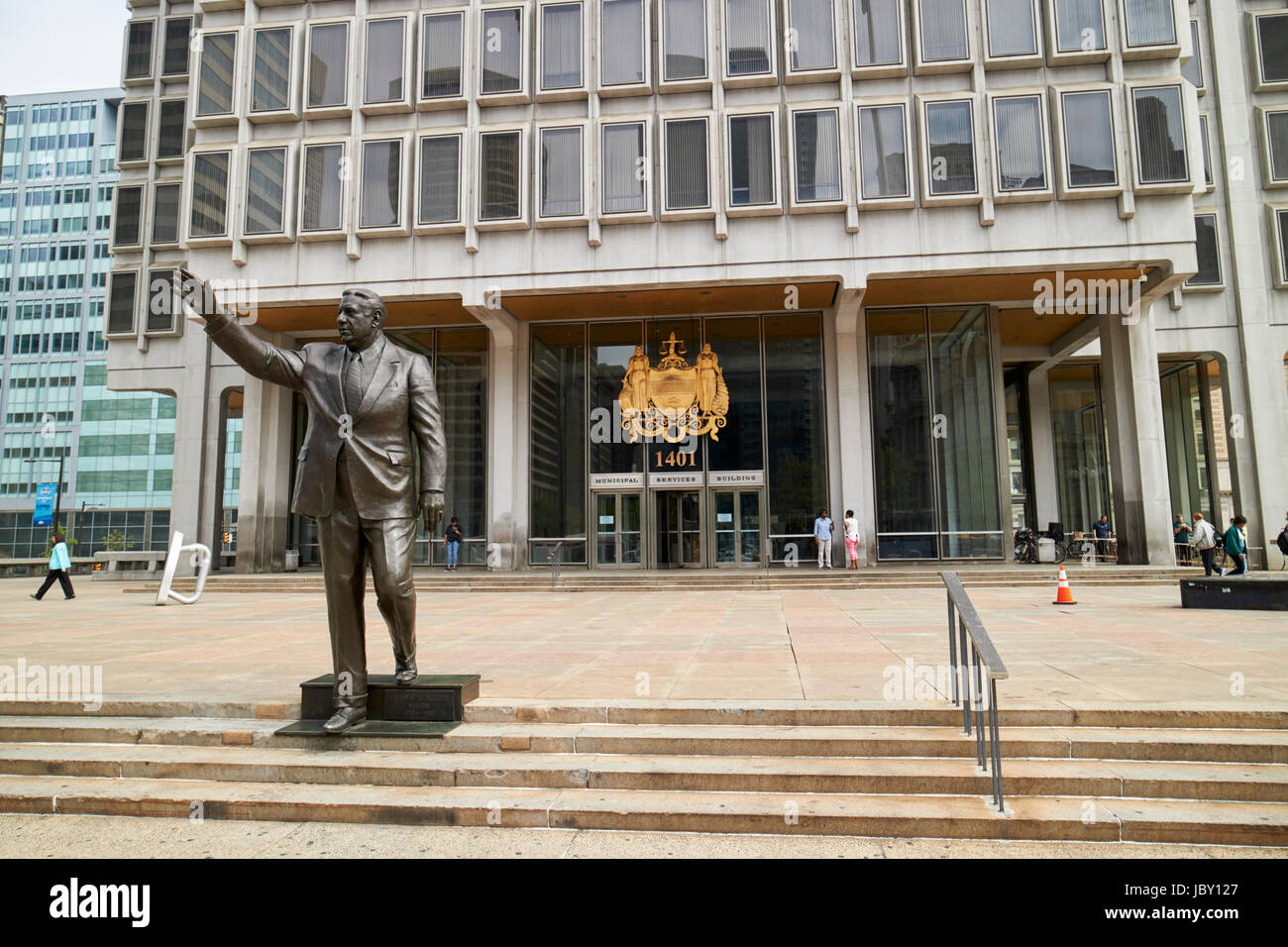 Frank Rizzo Statue und großen Siegel der Stadt an kommunalen Dienstleistungen bauen Philadelphia USA Stockfoto