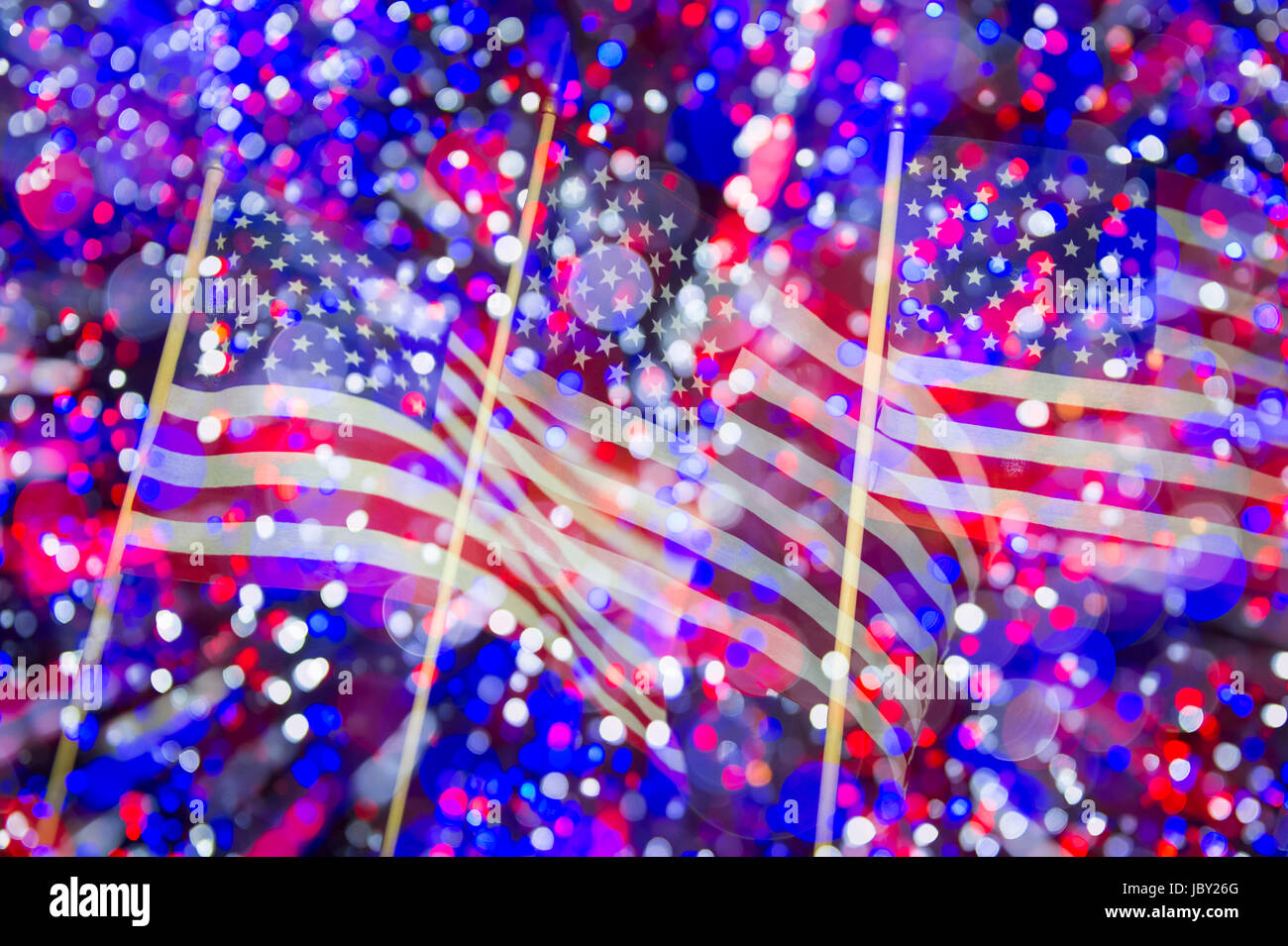 American flag mehrere Exposition Hintergrund in abstrakte Nachtansicht mit bunten Bokeh-Leuchten Stockfoto