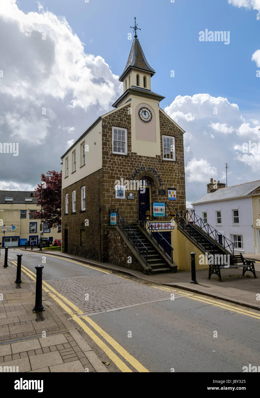 Narberth, Pembrokeshire, High Street zeigt Rathaus mit Uhr und spire Stockfoto