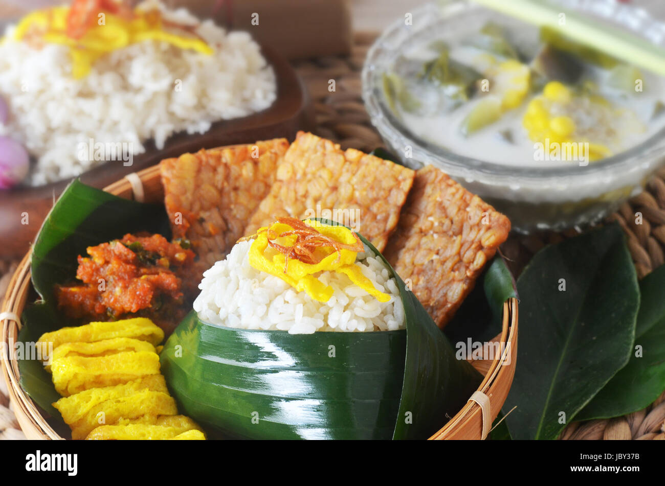Nasi uduk ist eine indonesische Betawi Stil gedämpftem Reis in Kokosmilch Gericht ursprünglich aus Jakarta, das weit über dem Land gefunden werden kann gekocht Stockfoto