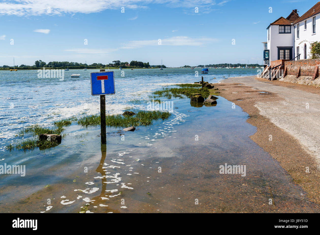 Steigende Flut Hochwasser Zugang Küstenstraße, Bosham, einem Küstendorf Südküste in Chichester Harbour, West Sussex, Südengland, Großbritannien Stockfoto